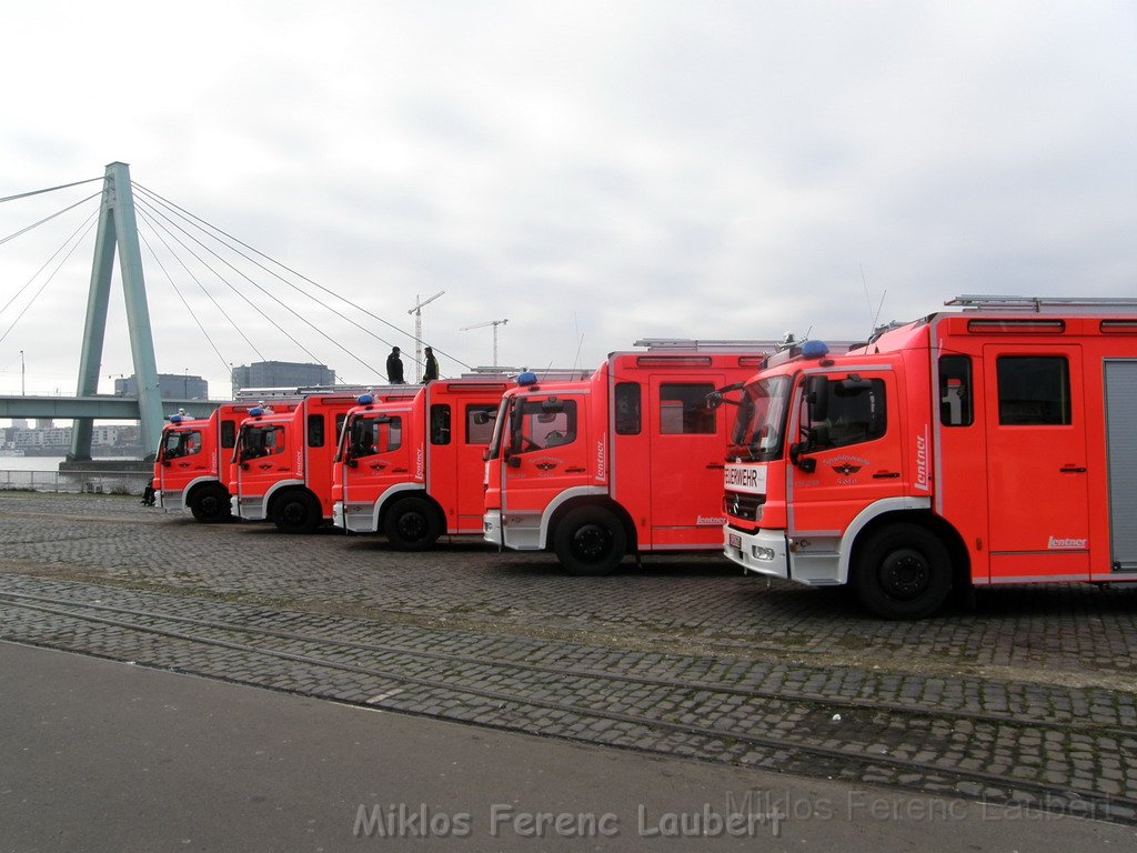 Neue LF`s fuer Koeln Uebergabe in Koeln Deutz an den Wachen  P029.JPG